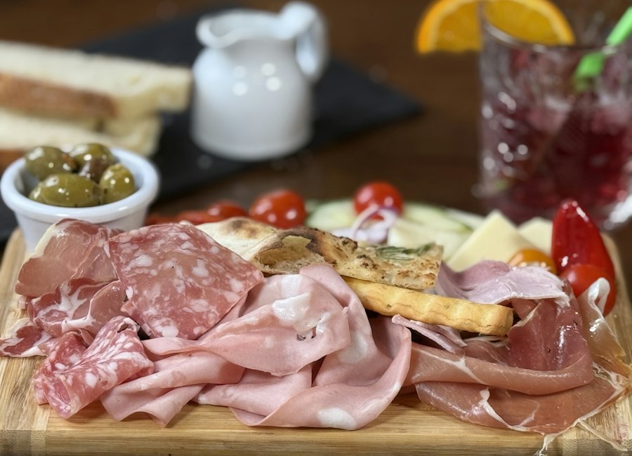 Planche de charcuterie italienne, olives et fromages