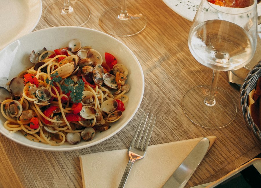 Aperitivo en terrasse : spritz, vin blanc et assiettes de pâtes