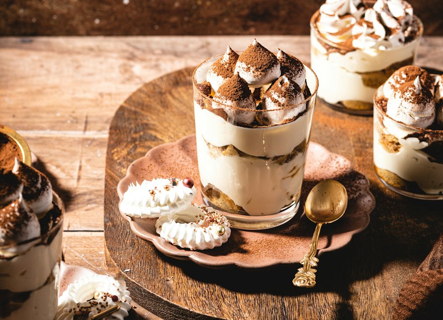 Verrines de tiramisù sur un plateau en bois