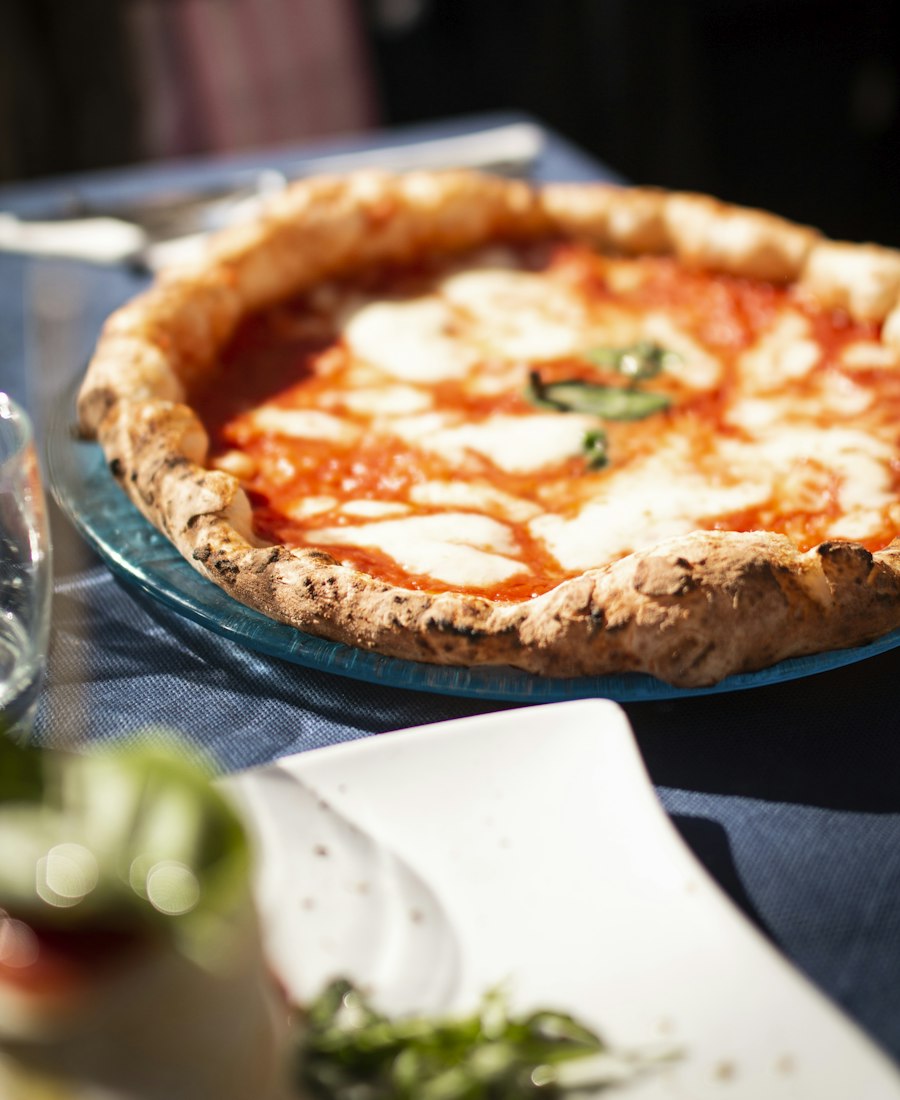 Gros plan sur une pizza napolitaine à la croûte dorée