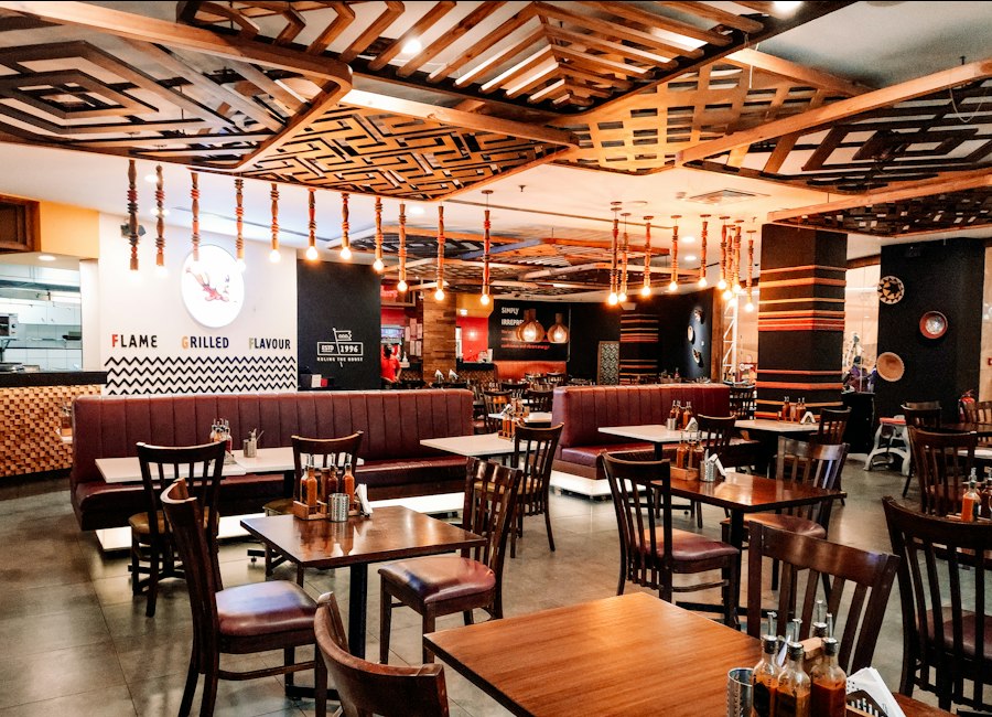 Salle du restaurant avec banquettes et tables dressées