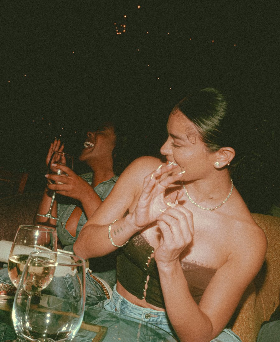 Convives qui rient lors d'un dîner en soirée