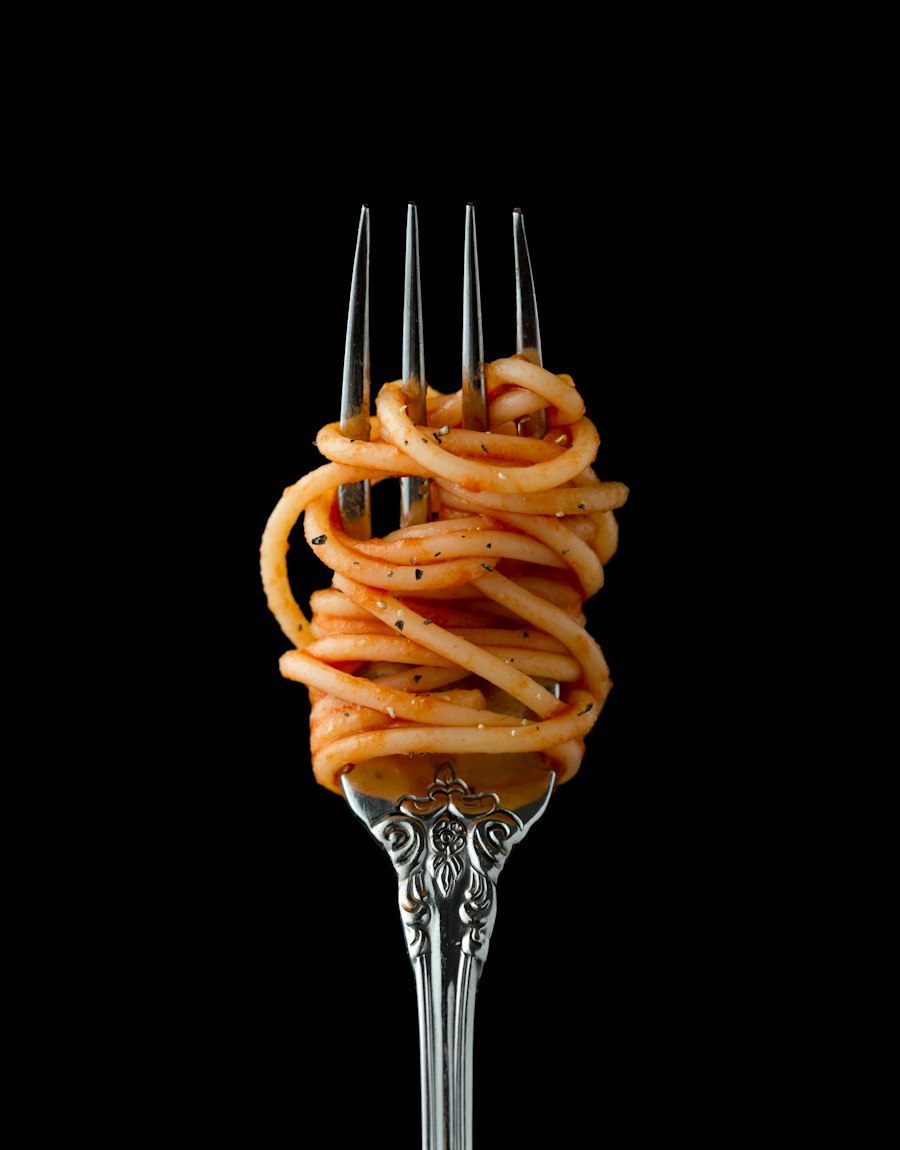 Fourchette enroulée de spaghetti à la sauce tomate