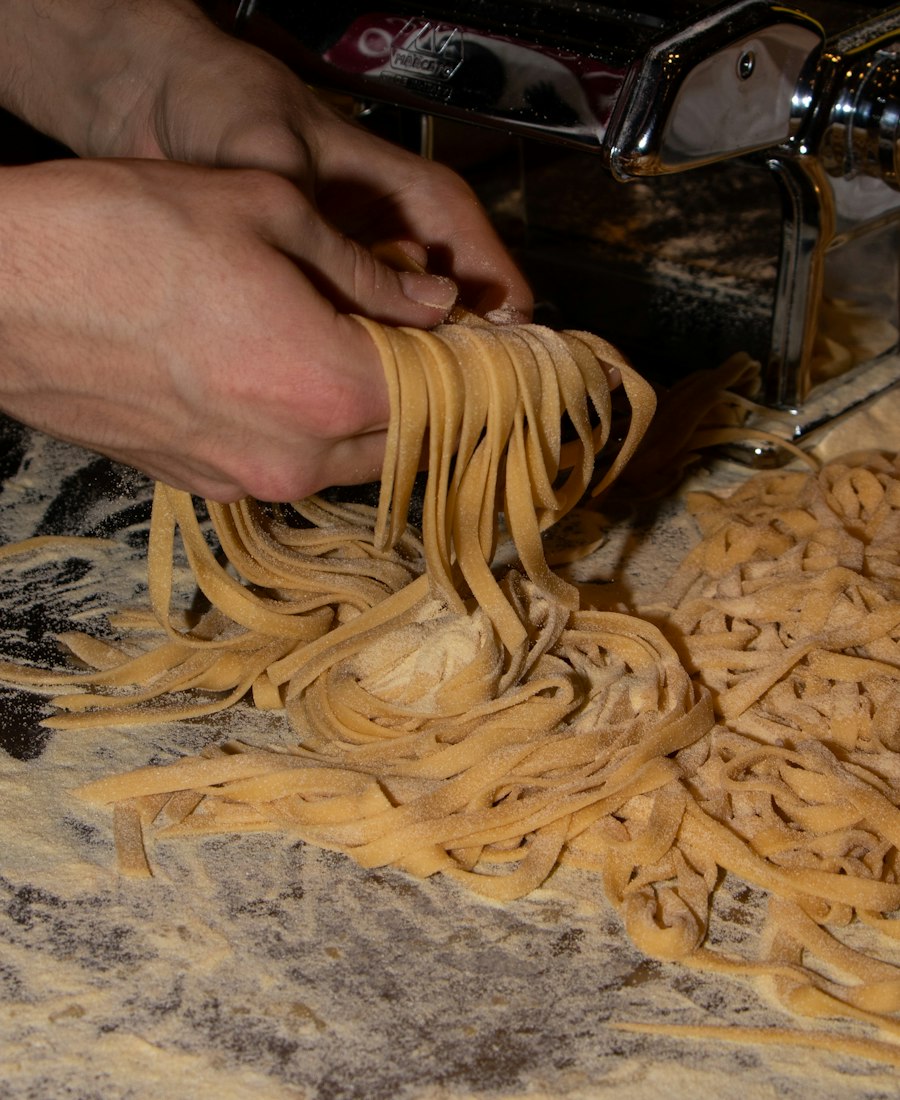 Cuisinier façonnant des tagliatelle fraîches à la main